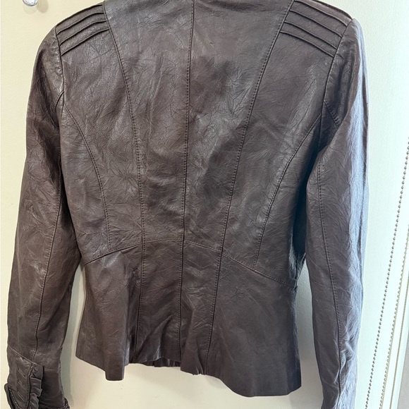 Danier Brown Leather Jacket with Stand-Up Collar and Fitted Silhouette - Picture 3 of 4